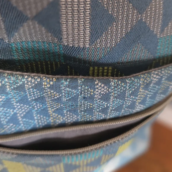 Chic Geometric Crossbody Bag in Blue and Green - Picture 2 of 8